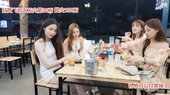 美女小心要唱歌了，小懒帮忙干活