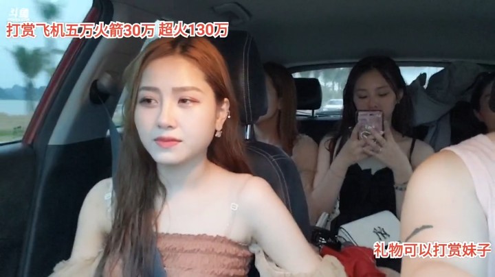 美女大海坐副驾驶真可爱，后面小懒在玩手机