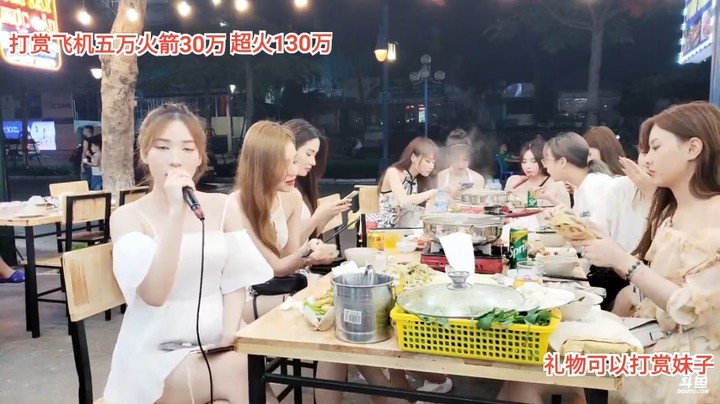 美女小七演唱网络歌曲《成都》很好听