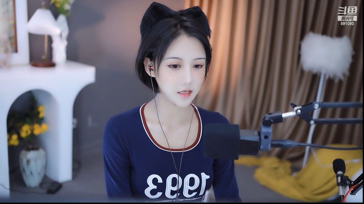 美女小姐姐对自己的身材很自信，好可爱啊
