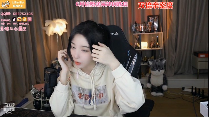 呆妹儿小霸王委屈的说衣服穿少怕人说她搞H色