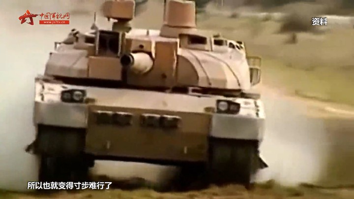 【军视问答】“送命题”：装甲车的履带断了，弃车还是拼死修复？