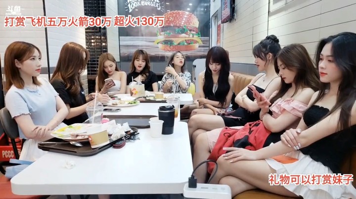 美女文轩太难了，骑摩托车老是摔跤