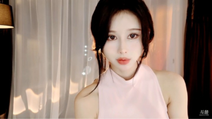 三岁伊美女小姐姐今天穿的好看啊