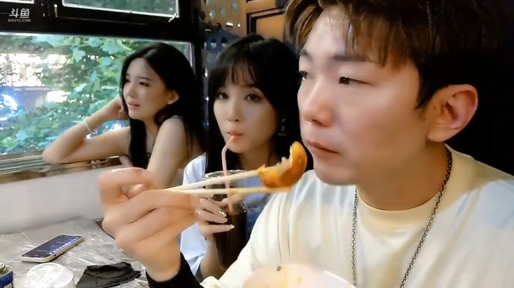 小王哥说我不饿，别点那么多，吃不了，然后吃了起来，好自然