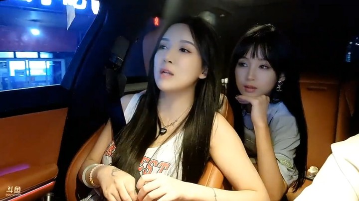 小王哥开车带美女双胞胎去吃饭，美女姐姐真好看