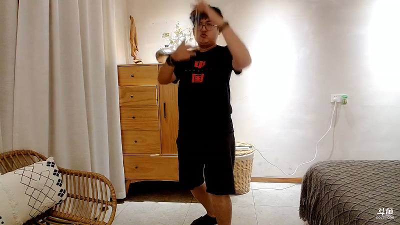 我在斗鱼看火力堂主直播户外