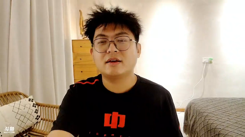 我在斗鱼看火力堂主直播户外