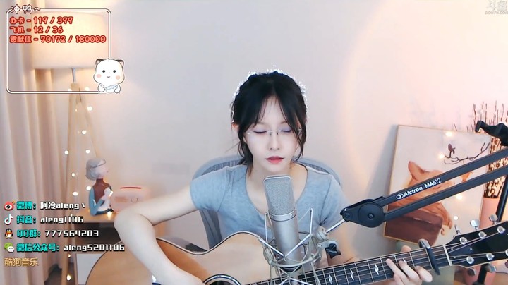 美女阿冷自弹自唱真好听啊