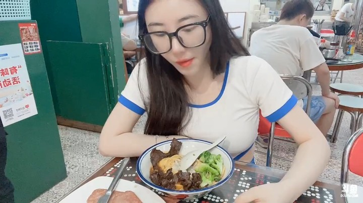 美女小姐姐在三亚直播吃夜宵，她说午餐肉好吃