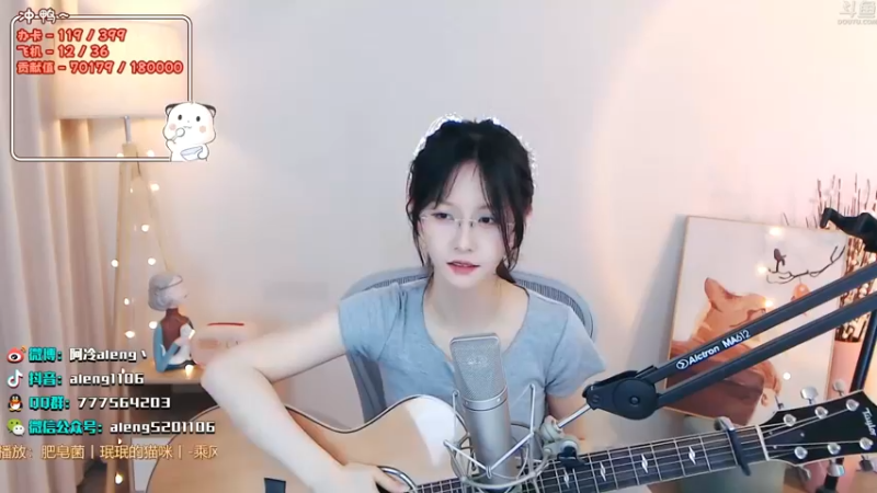 美女阿冷自弹自唱经典老歌真好听，很喜欢