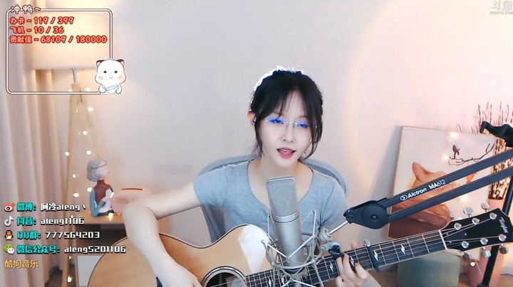 美女阿冷自弹自唱流行歌曲真好听啊，非常催眠