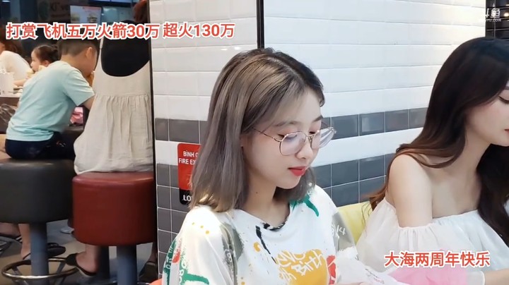 美女表白表演大口吃完汉堡包失败了，对她来说有点难
