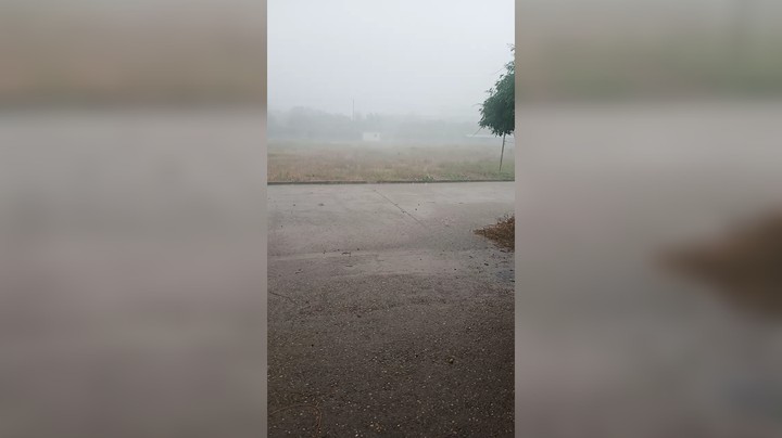 北京下雨下了下冰雹。
