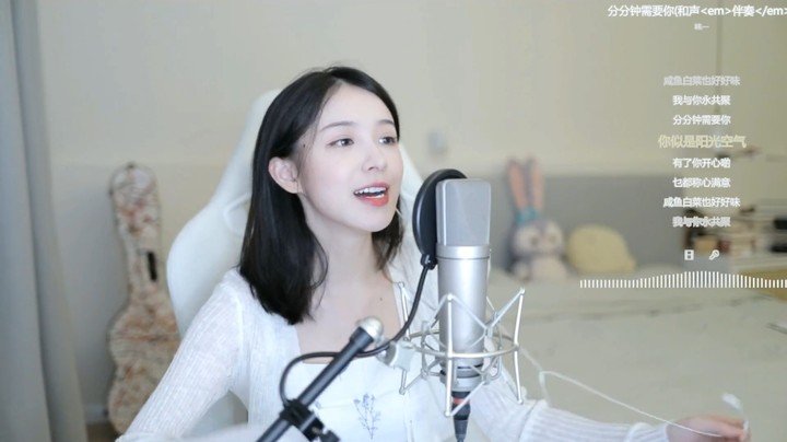 美女周二珂深情演唱《分分钟需要你》好听