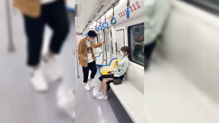 看小哥哥在地铁上如何搭讪美女小姐姐的