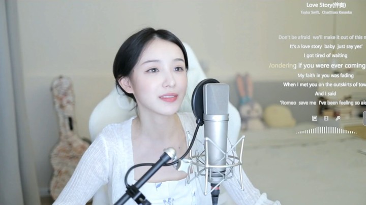 美女周二珂演唱英文歌结果唱垮了，笑场了哈哈哈