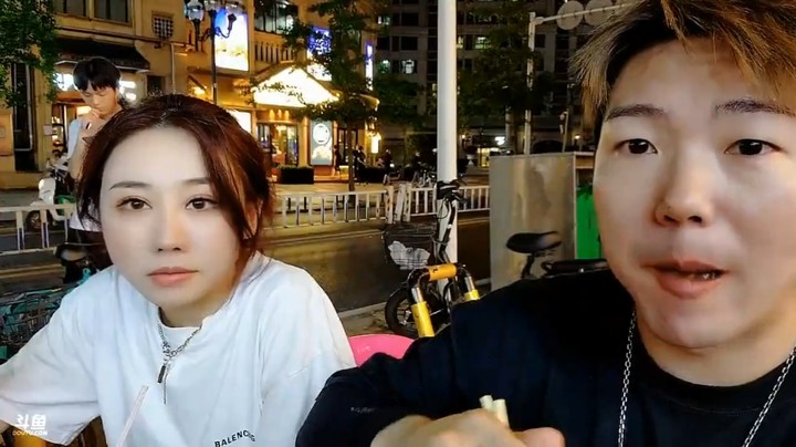 小王哥和美女吃夜宵，美女挺好看的