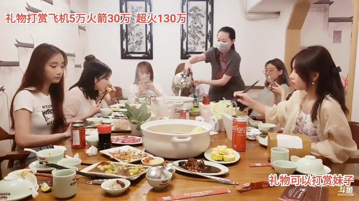 一群美女吃美食真快乐，果果帮忙加菜
