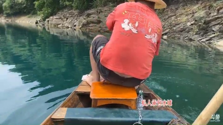 大哥在承包的水域抓鱼，收获很多，真快乐
