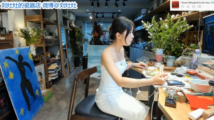 下午2点多美女小姐姐终于吃外卖了，真好看