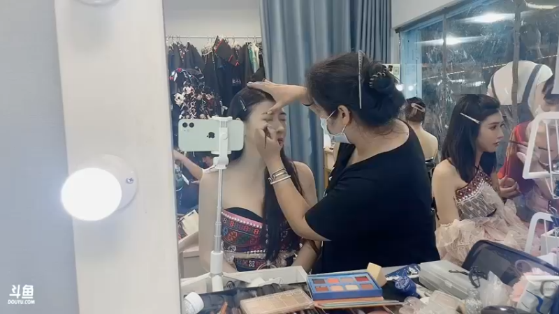 美女小姐姐直播深夜化妆真好看