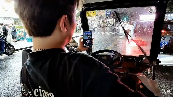 云南一家人 小王哥带着崽崽逛街，这开车技术很厉害啊