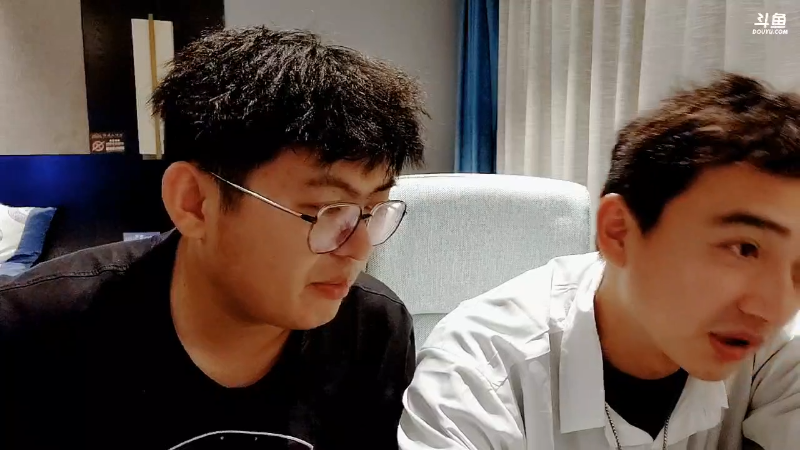 我在斗鱼看火力堂主直播户外