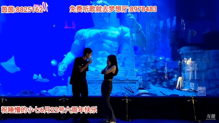浩哥和茵茵在广州游玩海洋世界，两个人摆动作合影，大家说有夫妻相