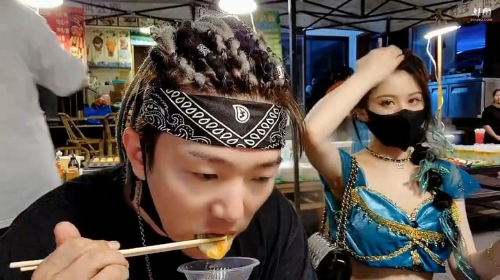 云南一家人小王哥在西双版纳做了个新发型很酷，和崽崽吃夜宵，经典我不饿，吃的还挺多