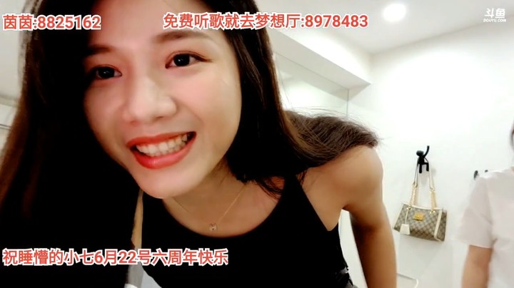 浩哥和美女茵茵去采耳，浩哥真会享受啊