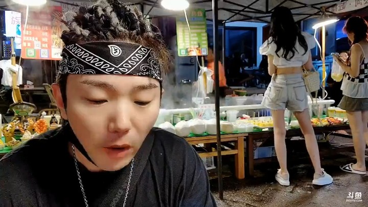 云南一家人小王哥吃完提着大包小包走了