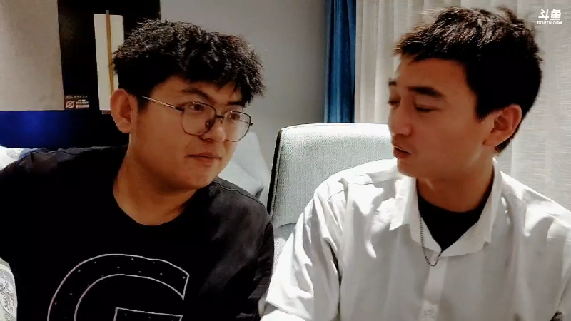 我在斗鱼看火力堂主直播户外