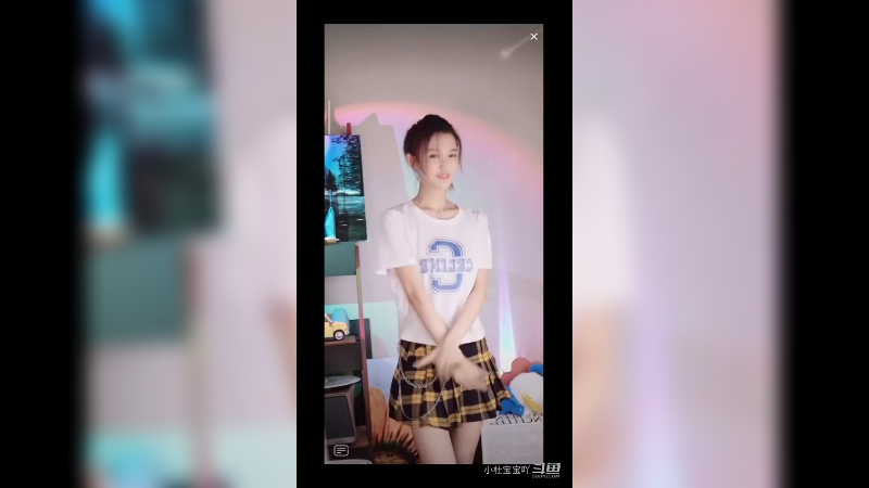 活泼可爱的小姐姐，舞跳得非常不错