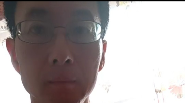 在吹竖笛，