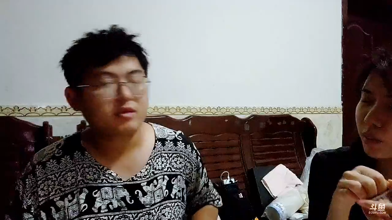 我在斗鱼看火力堂主直播户外