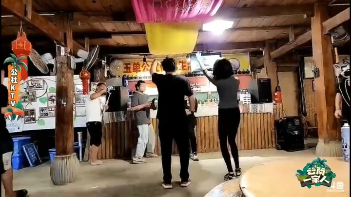 云南一家人美女雪兔演唱《主打歌》，猪大哥伴舞好搞笑