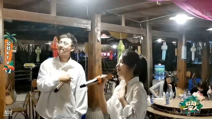 云南一家人白毛和美女小姐姐合唱情歌好甜啊