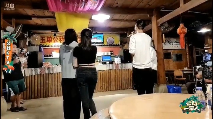 云南一家人小莫和两个美女合唱一家人好搞笑