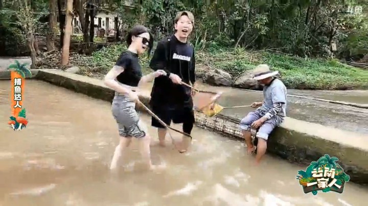 云南一家人小王哥和大家下水抓鱼，大爷放鱼，小王哥马上抓了，好搞笑
