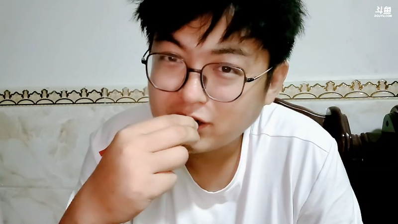 我在斗鱼看火力堂主直播户外