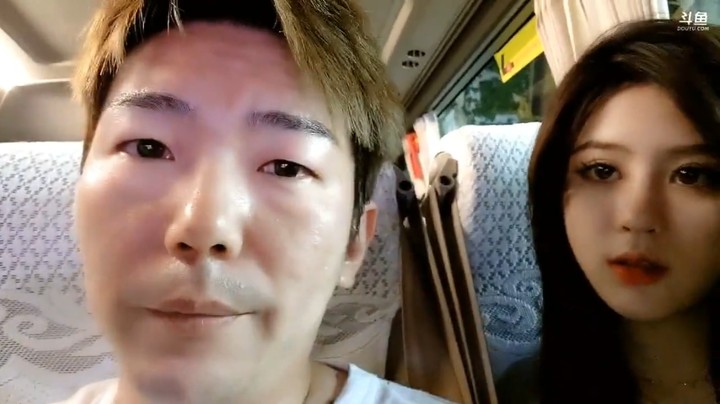 云南一家人小王哥在车上直播，美女UU来送礼物