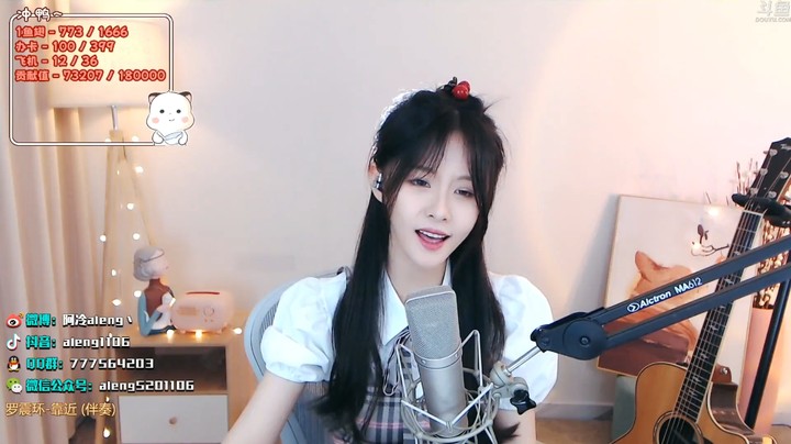 美女阿冷翻唱《靠近》好听啊