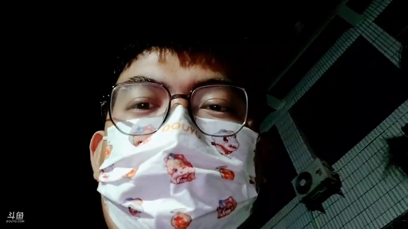 我在斗鱼看火力堂主直播户外