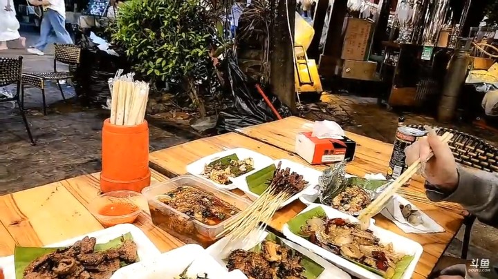 小王哥和崽崽吃烧烤，大家说大嘴买假烟需要帮忙，然后小王哥去找他迷路了