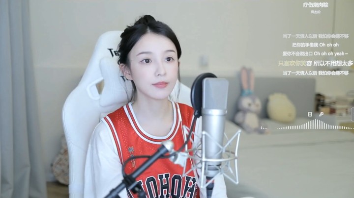 美女周二珂深情翻唱《突然的自我》