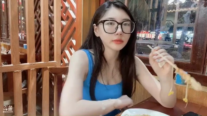 美女小姐姐在三亚直播吃美食好快乐啊