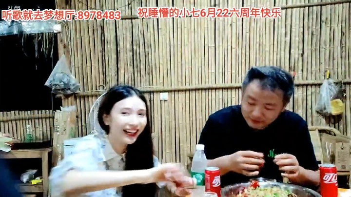 美女冒烟做完任务就马上吃小龙虾，老板艾伦吃的好开心啊