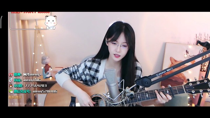 美女阿冷自弹自唱流行情歌很好听