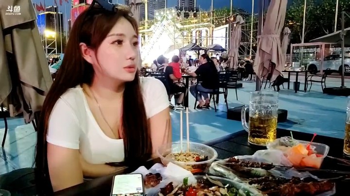 美女小姐姐晚上十点多在新疆乌鲁木齐吃美食，好羡慕啊